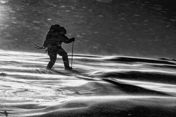 Bergsteiger kämpft mit schlechtem Wetter in den Winterbergen — Stockfoto