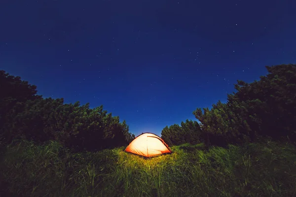 Dağlarda yıldızlı gökyüzü altında kamp — Stok fotoğraf