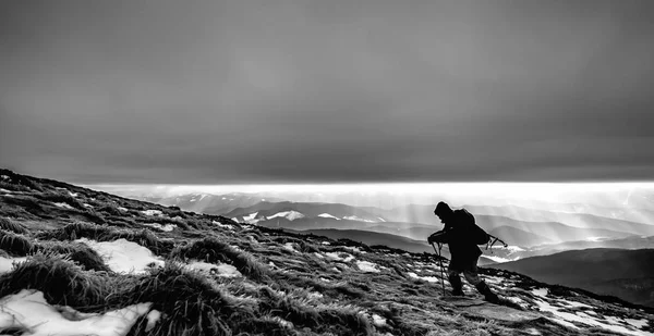 Mászó harcol a rossz időjárás, a tél a hegyekben — Stock Fotó