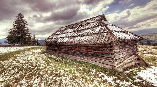 Gamla trähus i Karpaterna — Stockfoto