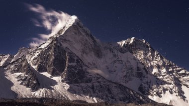 Ama Dablam yıldızların altında, Doğu Nepal 'in Himalaya bölgesindeki 6,812 metrelik bir dağdır.