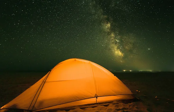 Acampar na praia e maneira leitosa fantástica — Fotografia de Stock