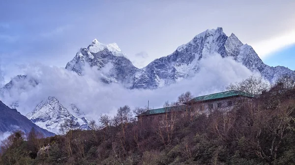 Mt. Kangtega en Mt. Thamserku, Dole, regio Everest, Nepal — Stockfoto