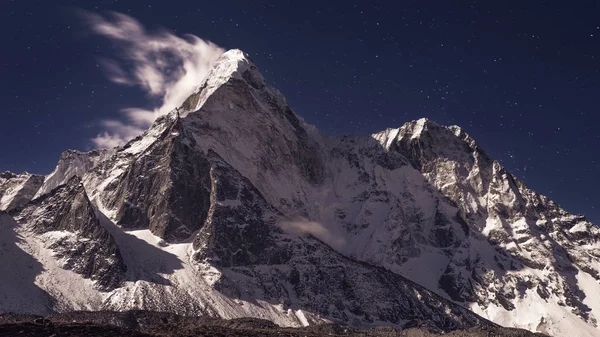 Ama Dablam under stjärnor, är berg i Himalaya utbud i östra Nepal, 6,812m — Stockfoto