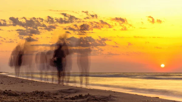 Pessoas e o amanhecer do sol no mar, silhuetas de pessoas — Fotografia de Stock