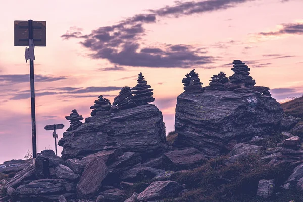 등산로위에 표지판 과 돌 더미가 있습니다. 파가 라스. 루마니아. — 스톡 사진