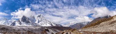 Ama Dablam Dağı Himalayalar 'da Everest Dağı' nın güneyinde..