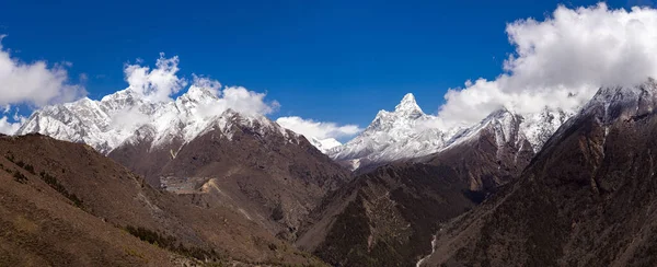 Panorama delle montagne himalayane sulla strada per l'Everest, Nepal — Foto Stock