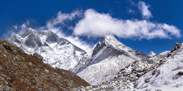Himalayalar 'ın Everest bölgesinde Lhotse Dağı 8516 metre ve Island Tepesi 6189 metre — Stok fotoğraf