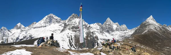 Wanderer in der Nähe des Dorfes Machermo 4470m. Die Region Khumbu in Nepal. Es liegt im Dudh Kosi Flusstal nördlich von Dole und südlich von Gokyo. — Stockfoto