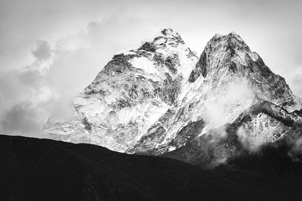 Felsige Berge in der Nähe des Dorfes Dingboche, Himalaya, Nepal — Stockfoto