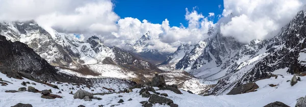 Veduta dei monti Himalayani in discesa dal Passo Cho La, 5.420 metri, Nepal . — Foto Stock