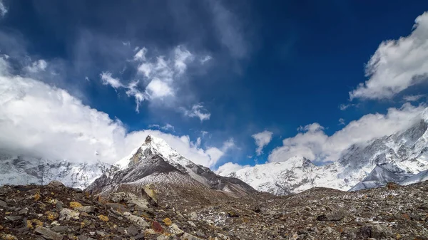 Szczyt Mount Island, 6189 m w regionie Everest w Himalajach. — Zdjęcie stockowe
