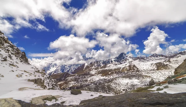 Veduta delle montagne dell'Himalaya e del cielo dal Passo Cho La, 5.420 metri, Nepal . — Foto Stock