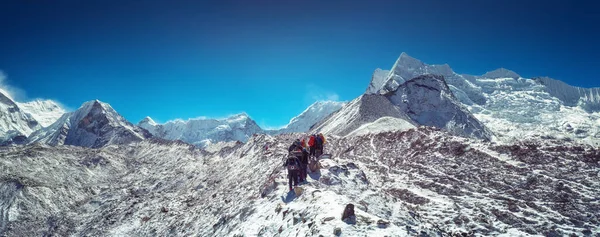 Alpiniści robią wspinaczkę Mount Island Peak Imja Tse, 6,189 m, Nepal. — Zdjęcie stockowe