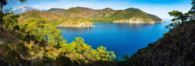 Akdeniz 'deki güzel körfez. Antalya ilinin Kemer ilçesi, Türkiye. Panorama.