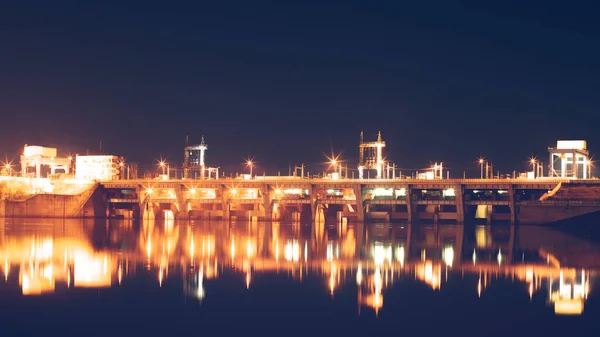 Reflexão da central hidrelétrica noturna no rio. Vyshgorod, Ucrânia . — Fotografia de Stock