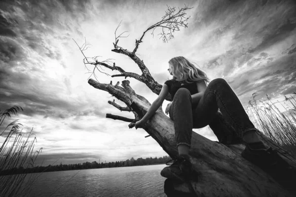 Chica y un árbol muerto junto al lago, blanco y negro — Foto de Stock