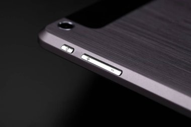 Siyah zemin ürün geri düğmesi tablet siyah gümüş metal