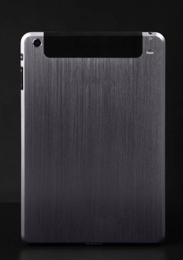 Siyah zemin ürün arka yüzündeki siyah gümüş metal tablet