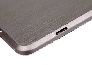 Tablet beyaz gümüş metal beyaz arka planda yatay içeri