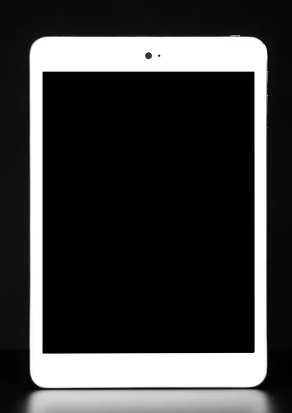 Tablet metal prata branco no fundo preto reflexão fina fr — Fotografia de Stock