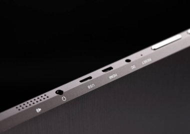 Siyah arka plan e-kitap arka detay üzerinde beyaz gümüş metal tablet
