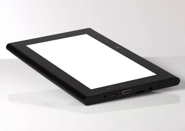 Tablet hitam depan lurus di atas meja latar belakang putih dengan shado — Stok Foto