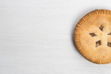 Elmalı turta kek wo kaşık ile ahşap beyaz arka plan üzerinde yalan