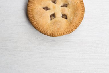 Elmalı turta kek wo kaşık ile ahşap beyaz arka plan üzerinde yalan