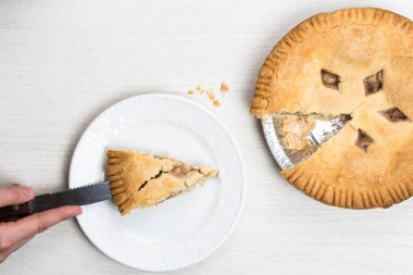 Elmalı turta kek wo kaşık ile ahşap beyaz arka plan üzerinde yalan