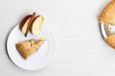 Elmalı turta kek wo kaşık ile ahşap beyaz arka plan üzerinde yalan