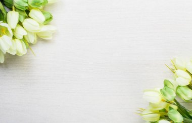 Beyaz ahşap masa arka plan üzerinde yalan bahar laleler