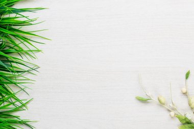 Yeşil çim beyaz masanın üzerinde yatan bahar 