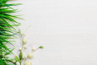 Yeşil çim beyaz masanın üzerinde yatan bahar 