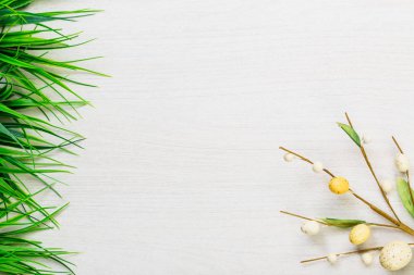 Yeşil çim beyaz masanın üzerinde yatan bahar 