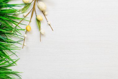 Yeşil çim beyaz masanın üzerinde yatan bahar 