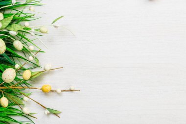 Yeşil çim beyaz masanın üzerinde yatan bahar 