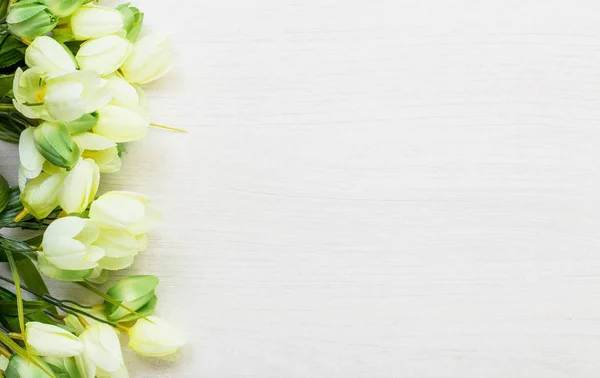 Spring tulips lying on white wooden table background — Stock Photo, Image