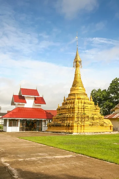 Arte velha Myanmar pagode dourado, templo Wat Phra que Jong Soong . — Fotografia de Stock