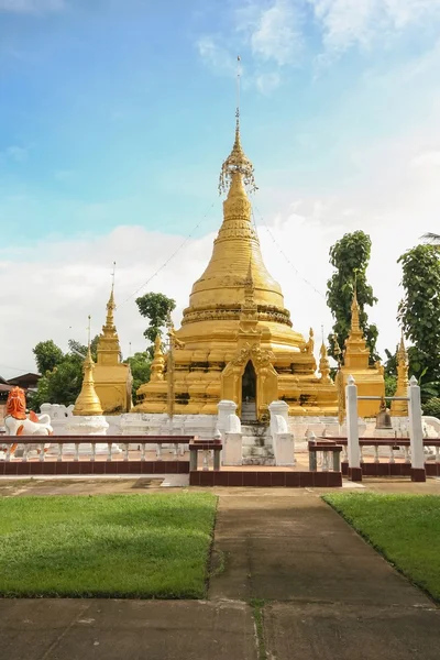 Arte antica Myanmar pagoda d'oro, tempio Wat Phra That Jong Soong . — Foto Stock