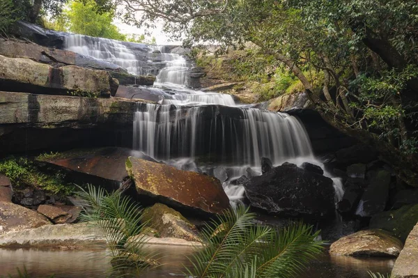 Phone Pob waterfall in rain forest at Phu Kradueng National Park — Stock Photo, Image