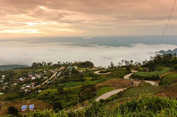 Krásné mlžné a oblačné na Hmong vesnice v Phu Thap Boek, Thail — Stock fotografie