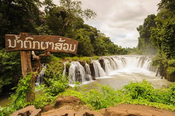 Synvinkel Tad Pha Souam vattenfall Bajeng nationalpark, Paksa — Stockfoto