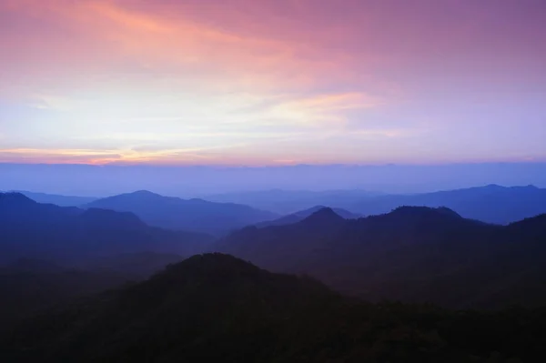 Zonsondergang twiligh op Doi Pha Ngom, provincie van Chiang Rai Thailand. — Stockfoto
