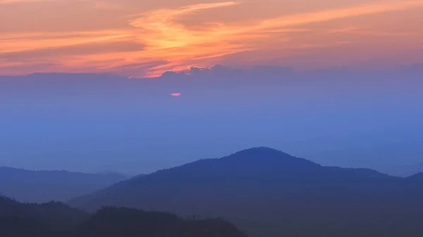 Západ slunce twiligh na Doi Pha Ngom, provincii Chiang Rai, Thajsko. — Stock fotografie