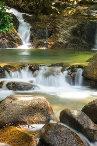 Bela cachoeira Krathing no Parque Nacional, Tailândia . — Fotografia de Stock