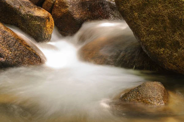 Pequena cachoeira fresca na floresta tropical . — Fotografia de Stock