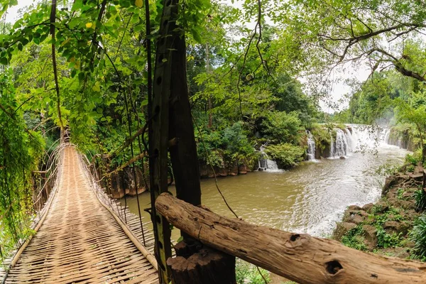 竹中 Tad Pha Souam Waterfall 在 Paksa 河上的桥 图库照片