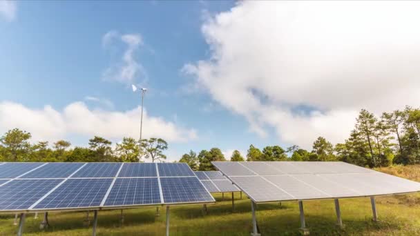 4K Timelapse, Bellissimo paesaggio nuvoloso i pannelli solari e turbina eolica in contryside con cielo blu . — Video Stock